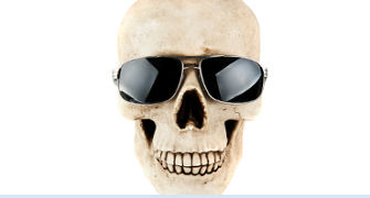 schelet-cu-ochelari-ce-simbolizeaza-osteomielita